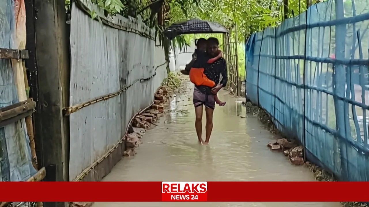 মোংলায় বৃষ্টিতে বিভিন্ন স্থানে জলাবদ্ধতা, ভেসে গেছে মাছের ঘের