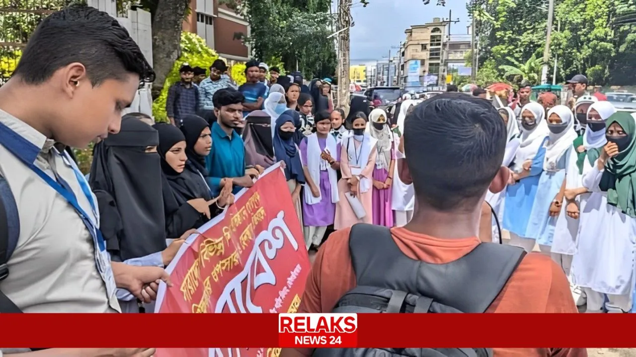 শিক্ষকদের হেনস্থা ও জোরপূর্বক অপসারণ বন্ধের দাবিতে মৌলভীবাজারে শিক্ষার্থীদের সমাবেশ