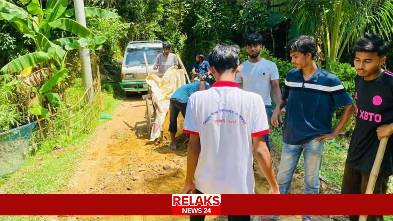 স্বেচ্ছাশ্রমে বন্যায় ক্ষতিগ্রস্ত ৪ কি: মি: সড়কের সংস্কার যুবকদের উদ্যেগে