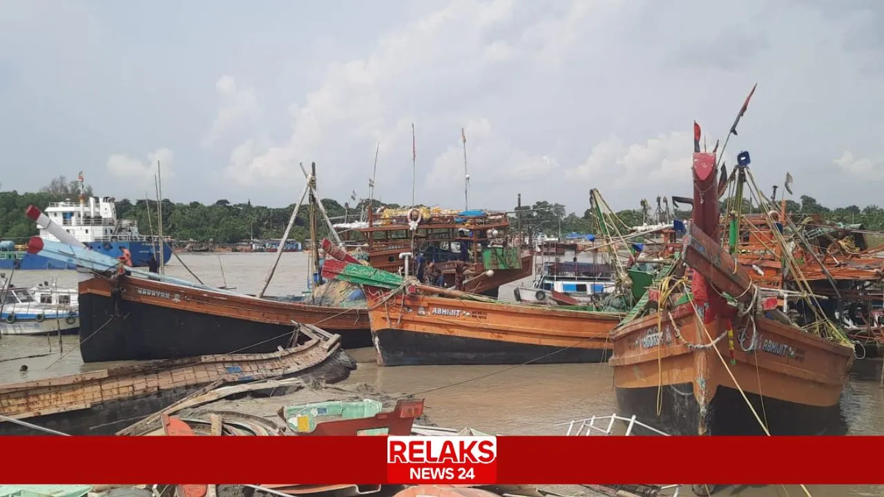 বঙ্গোপসাগরের বাংলাদেশ জলসীমা থেকে ৩টি ফিশিং ট্রলারসহ ৪৮ভারতীয় জেলে আটক