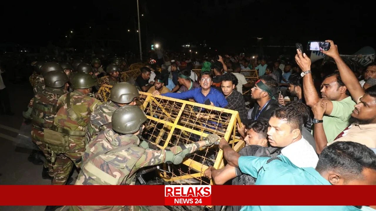 বঙ্গভবনের সামনে রাষ্ট্রপতি মো. সাহাবুদ্দিনের পদত্যাগের দাবিতে বিক্ষোভ, উত্তেজনাকর পরিস্থিতি বিরাজ করছে