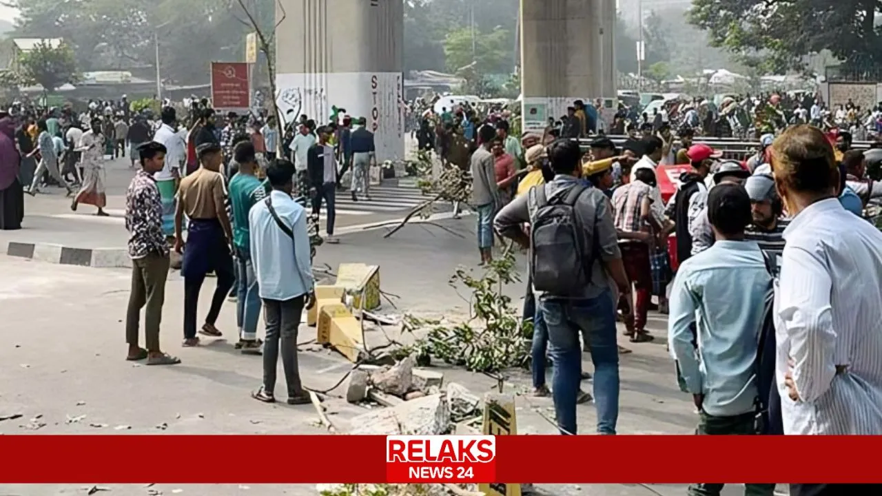 হাইকোর্টের আদেশ প্রত্যাহারের দাবিতে আগারগাঁও মোড়ে রিকশাচালকদের বিক্ষোভ