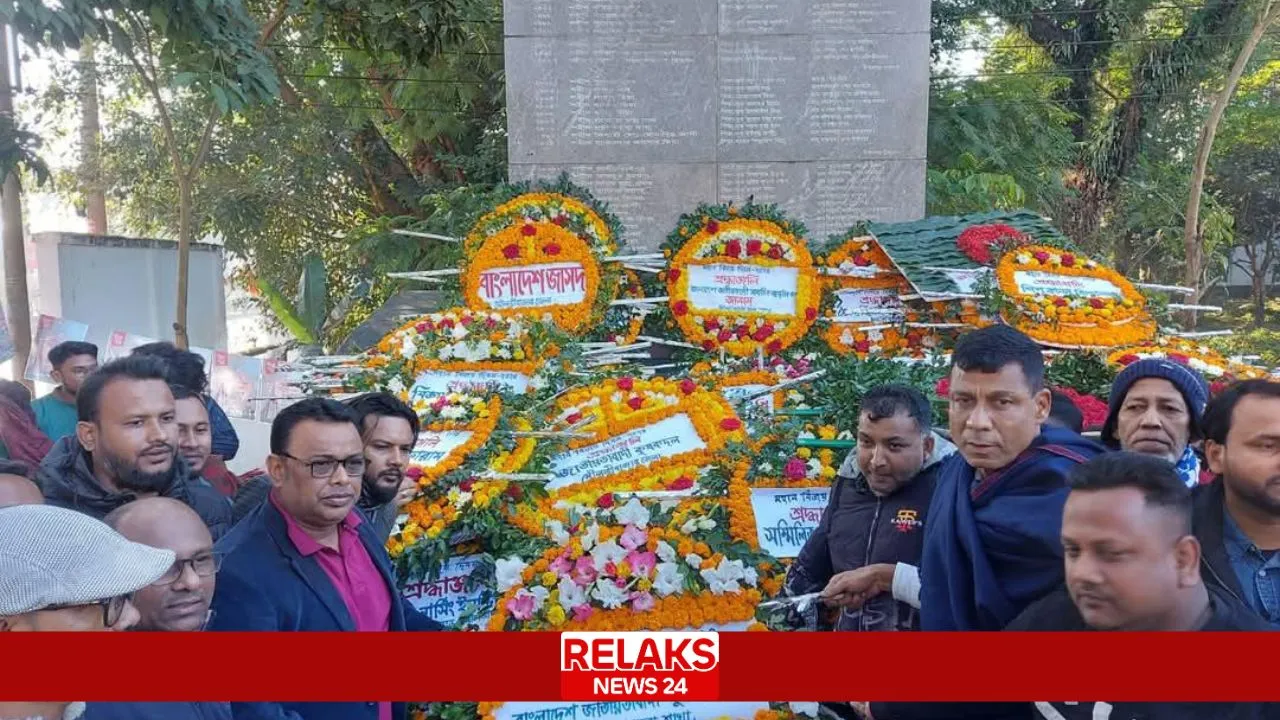 মহান বিজয় দিবসে মৌলভীবাজারে স্মৃতিসৌধে শ্রদ্ধা জানাতে সর্বস্তরের মানুষ ঢল