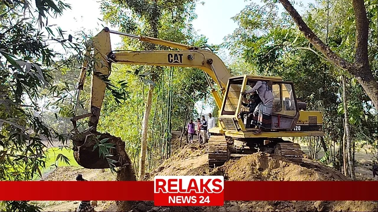 বালু নয়, মাটি দিয়েই চলছে দোয়ারাবাজারের খাসিয়ামারা ফসল রক্ষা বাঁধের কাজ